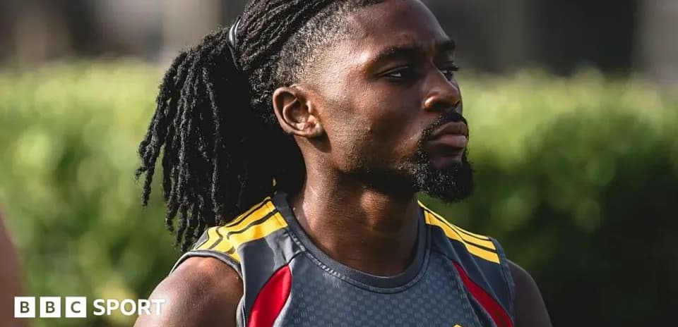 Jugador en sesión de entrenamiento con uniforme deportivo