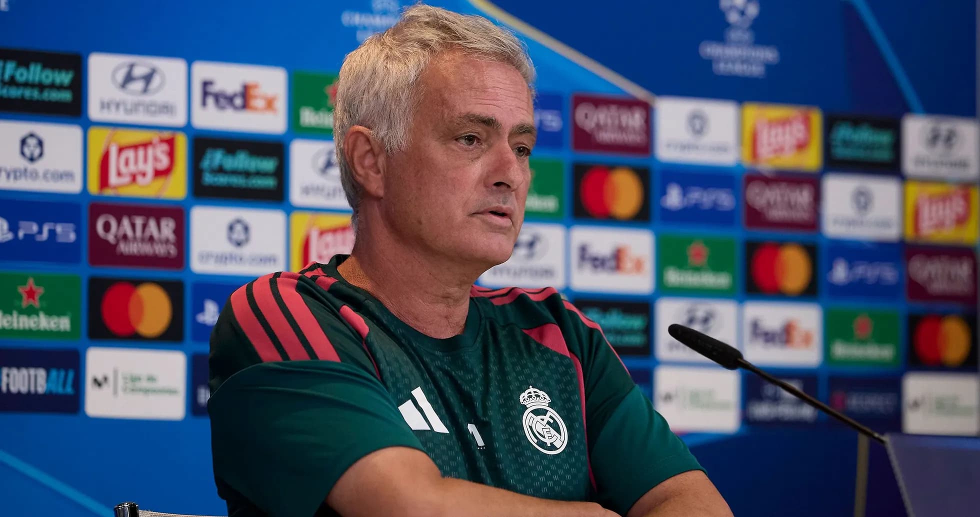 Entrenador en conferencia de prensa de la UEFA Champions League