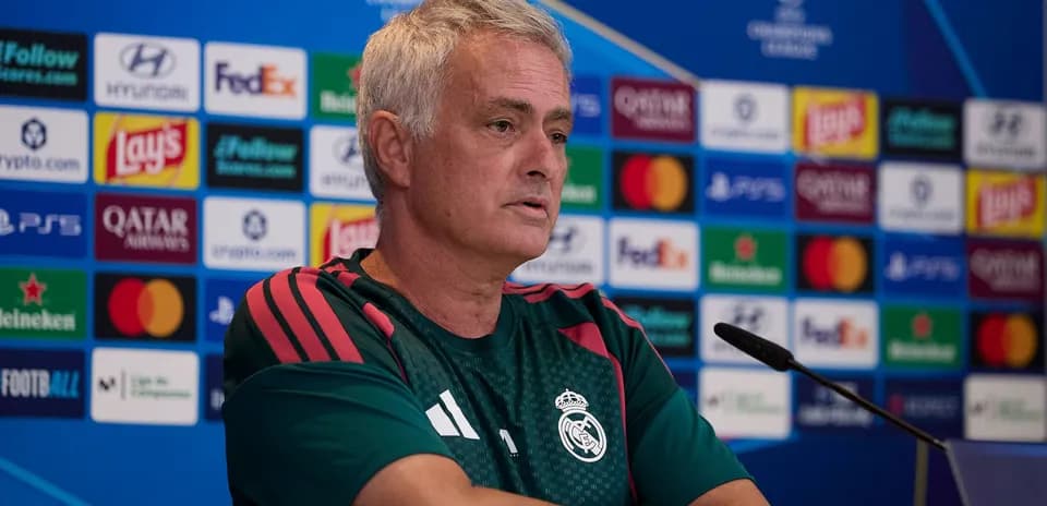 Entrenador en conferencia de prensa de la UEFA Champions League