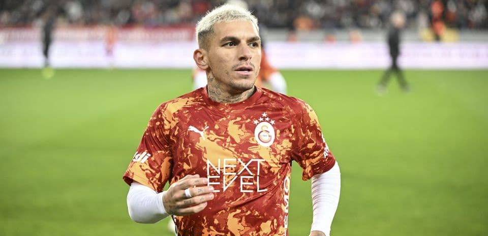 Jugador de Galatasaray en el campo durante el calentamiento