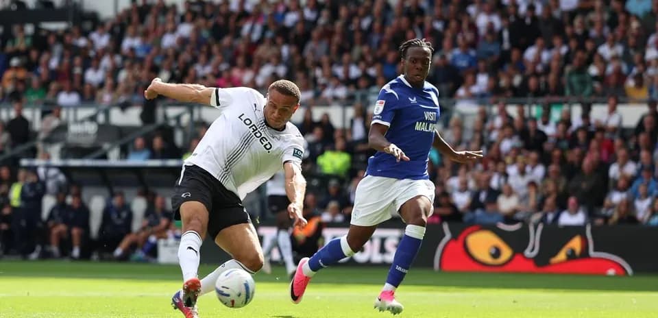 Jugador de Derby County luchando por el balón