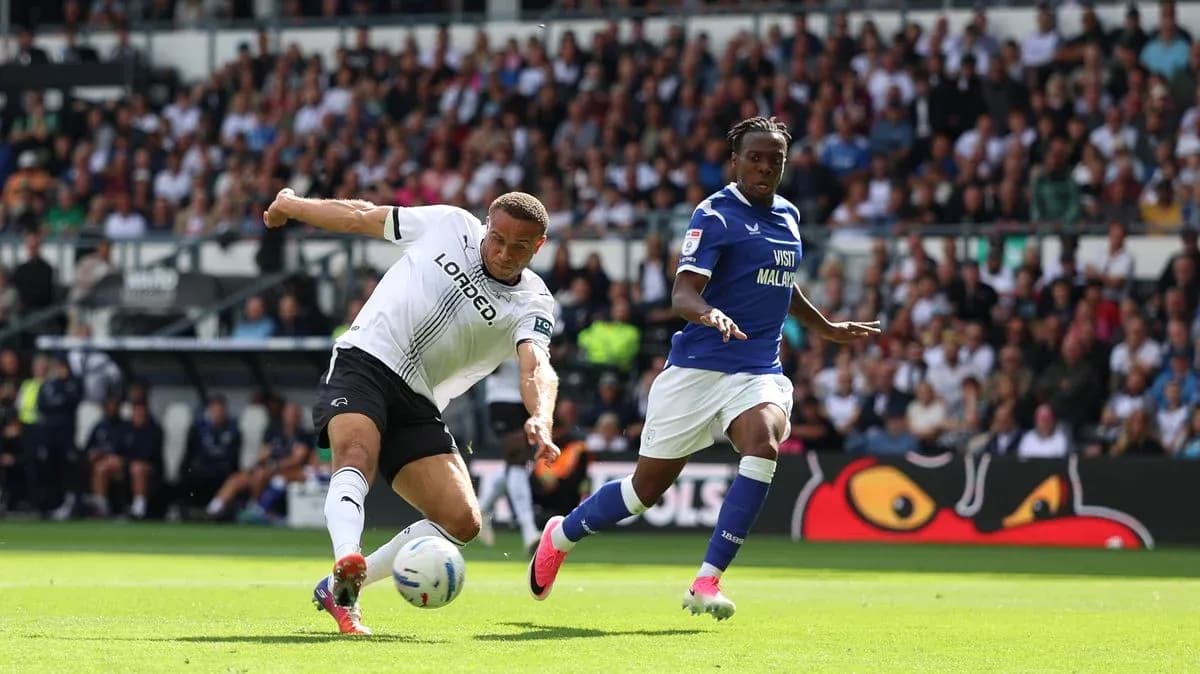 Jugador de Derby County luchando por el balón