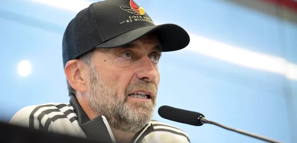 Entrenador hablando en una rueda de prensa
