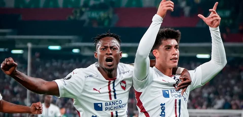 Jugadores de LDU de Quito celebrando un gol