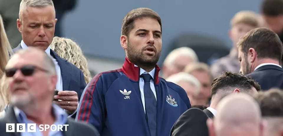 Hombre con chaqueta de Newcastle en evento