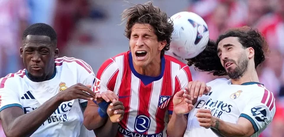 Tres jugadores en disputa por el balón en partido