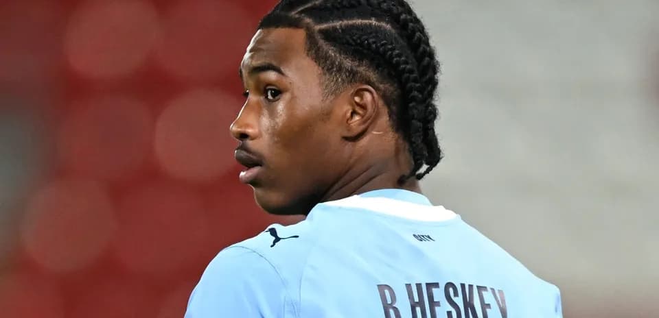 Jugador con trenzas en camiseta de entrenamiento