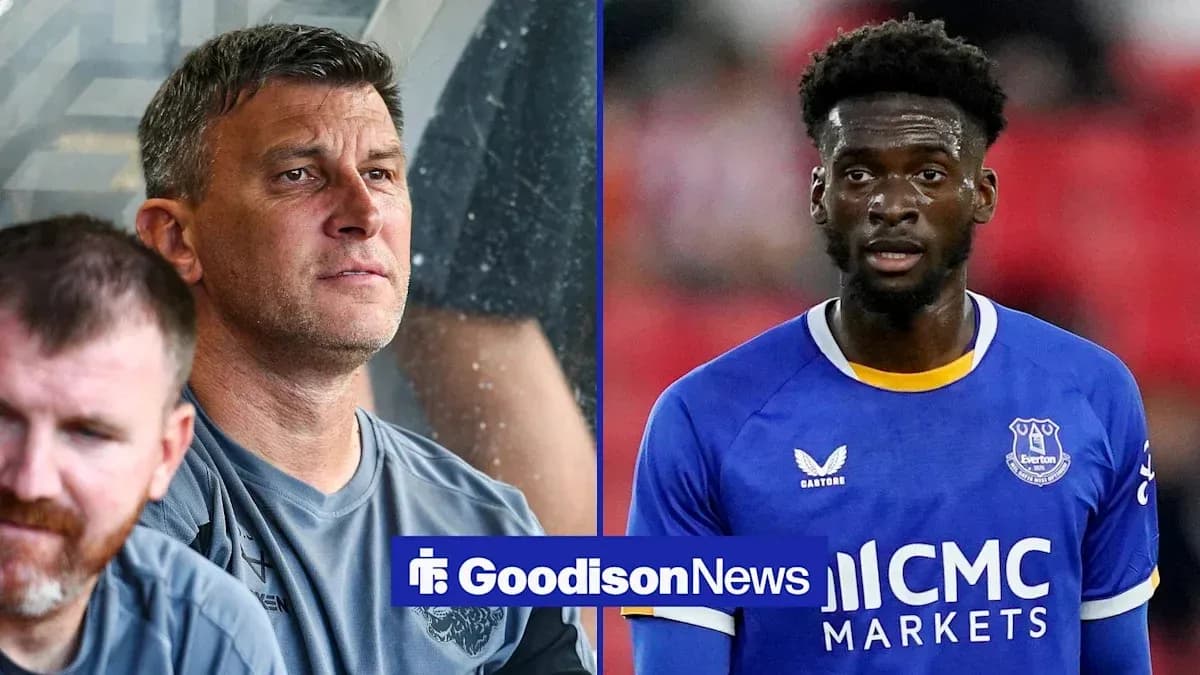 Entrenador y jugador de Everton en evento
