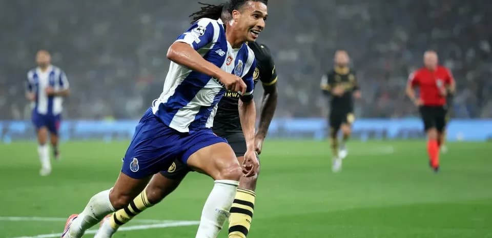Jugador del Porto corriendo con el balón en partido