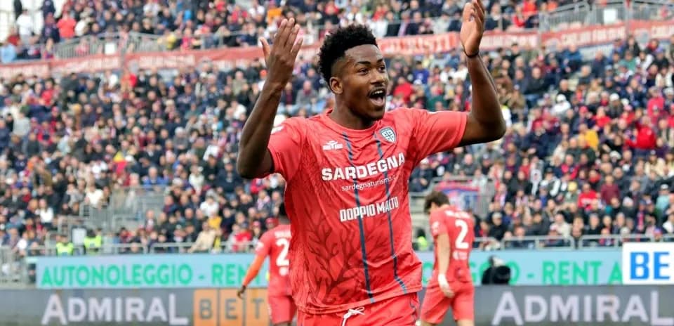 Jugador celebrando en partido con público detrás