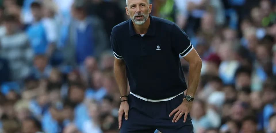 Entrenador dirigiendo al equipo desde la línea lateral