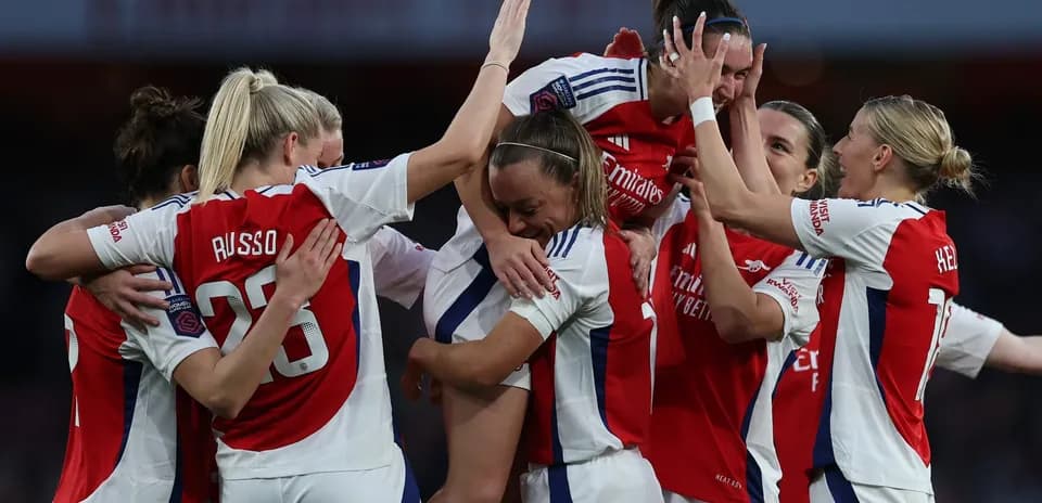 Jugadoras del Arsenal celebrando un gol