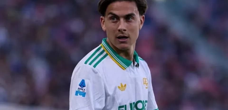Jugador en acción durante partido de fútbol