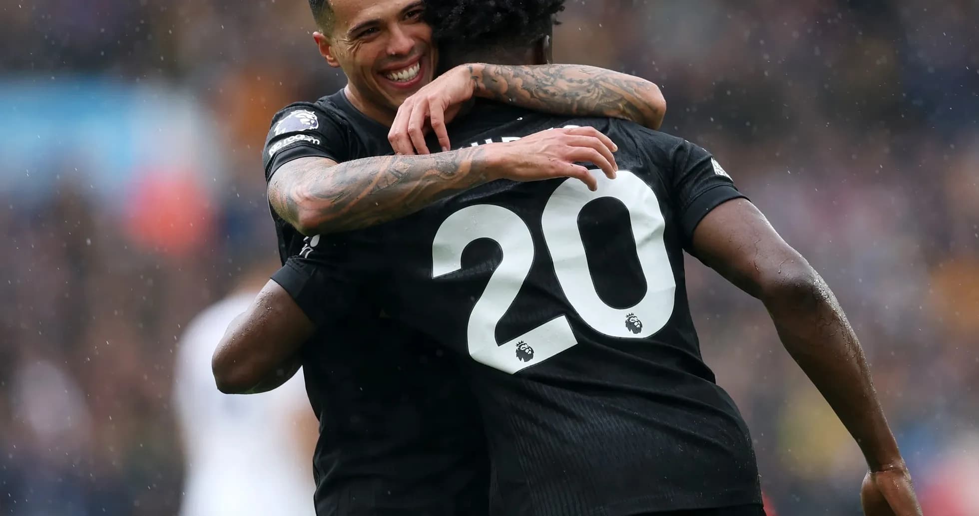 Jugadores celebrando un gol en el partido