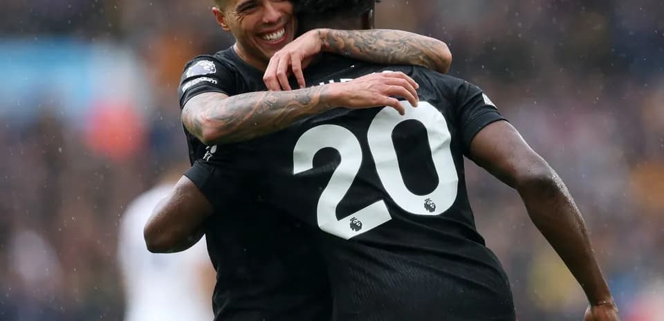 Jugadores celebrando un gol en el partido