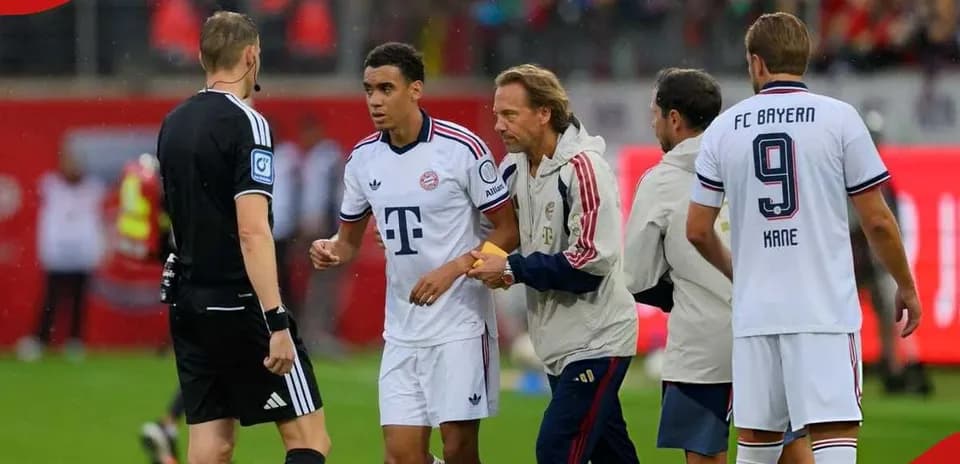 Jugador de Bayern Munich siendo atendido por el cuerpo técnico