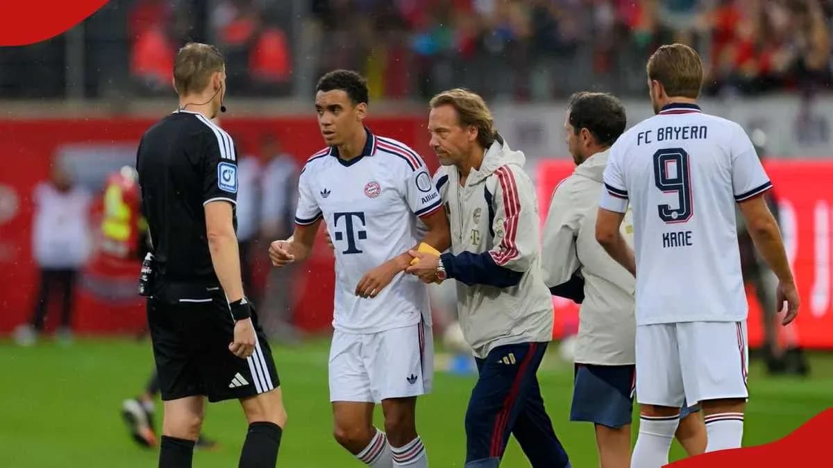 Jugador de Bayern Munich siendo atendido por el cuerpo técnico