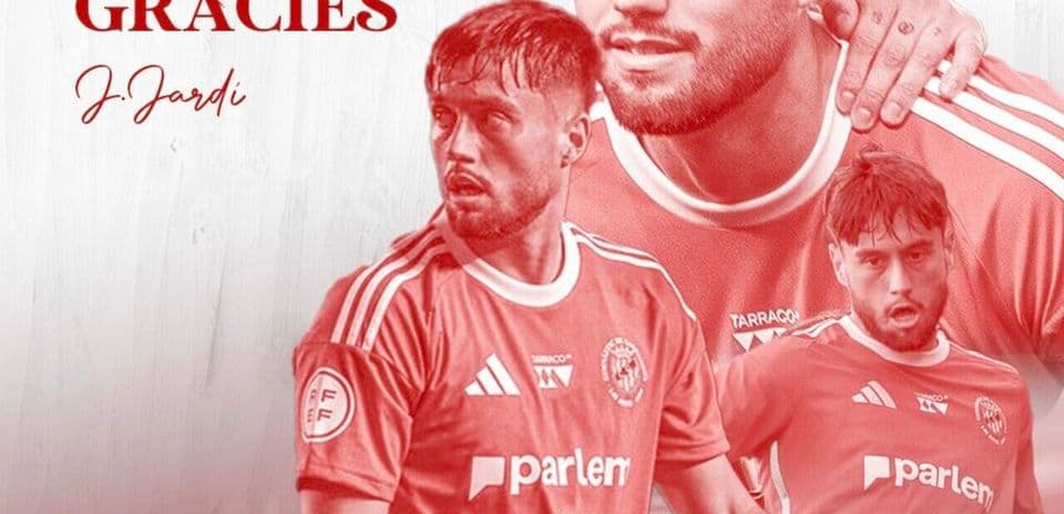 Jugadores de fútbol en camiseta roja de Tarragon