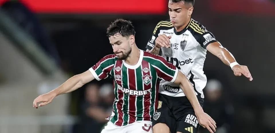 Jugadores de Fluminense y Atlético-MG en acción