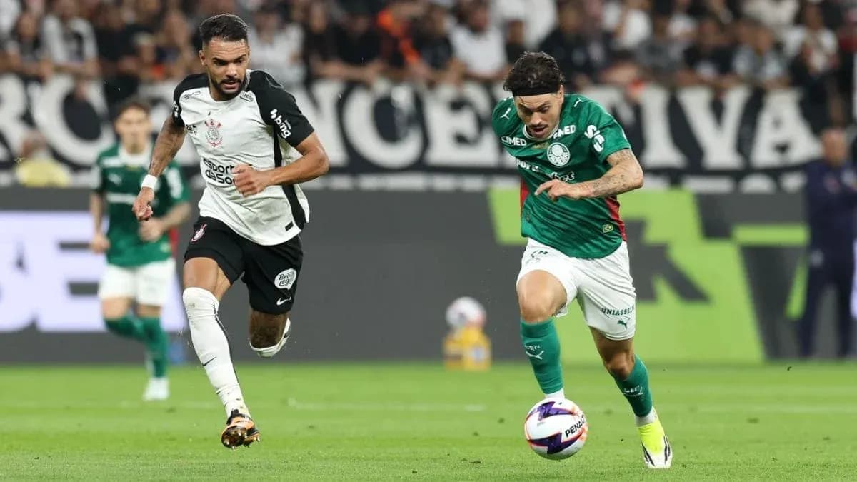 Jugador de Palmeiras persigue el balón en partido