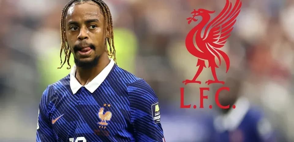 Jugador de Francia en partido con logo de Liverpool