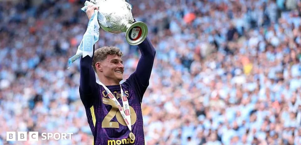 Portero levantando el trofeo en celebración