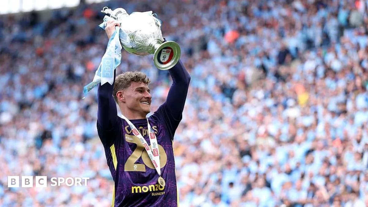 Portero levantando el trofeo en celebración
