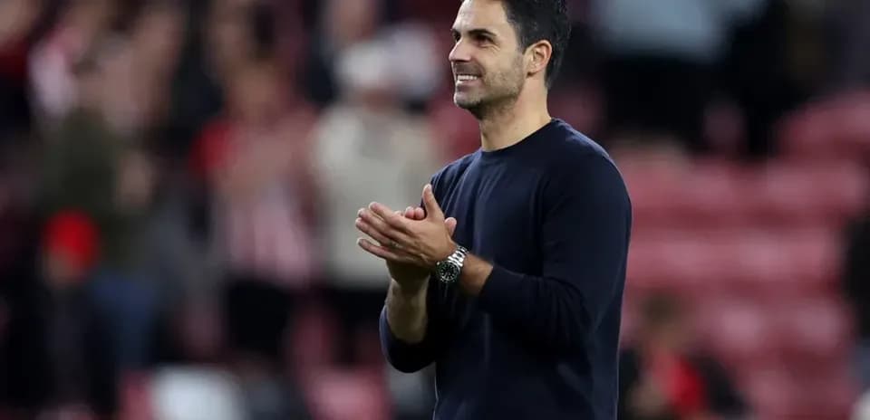 Entrenador aplaudiendo tras el partido en el estadio