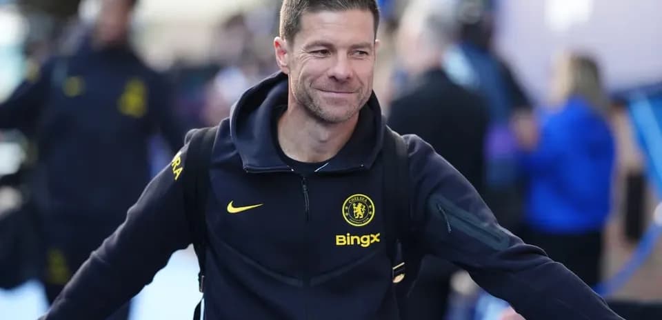 Entrenador de Chelsea llegando al estadio sonriente