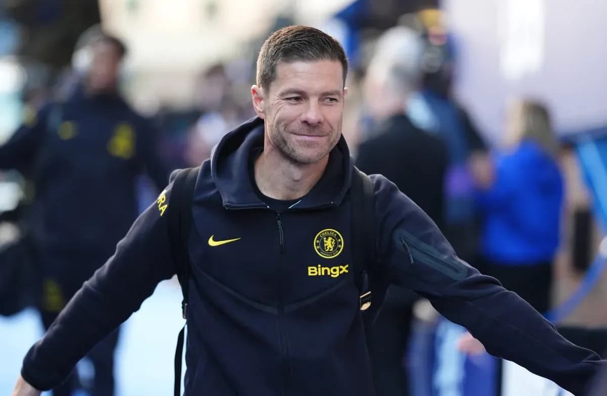 Entrenador de Chelsea llegando al estadio sonriente