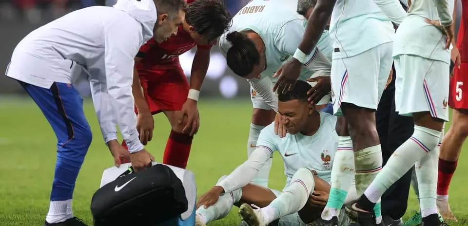 Jugador de Francia siendo atendido por su equipo médico