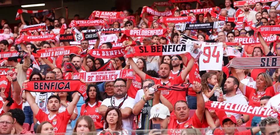 Aficionados de Benfica animando en el estadio