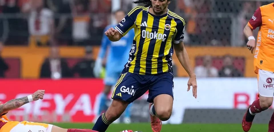 Jugador de Fenerbahçe corriendo tras el balón en el partido