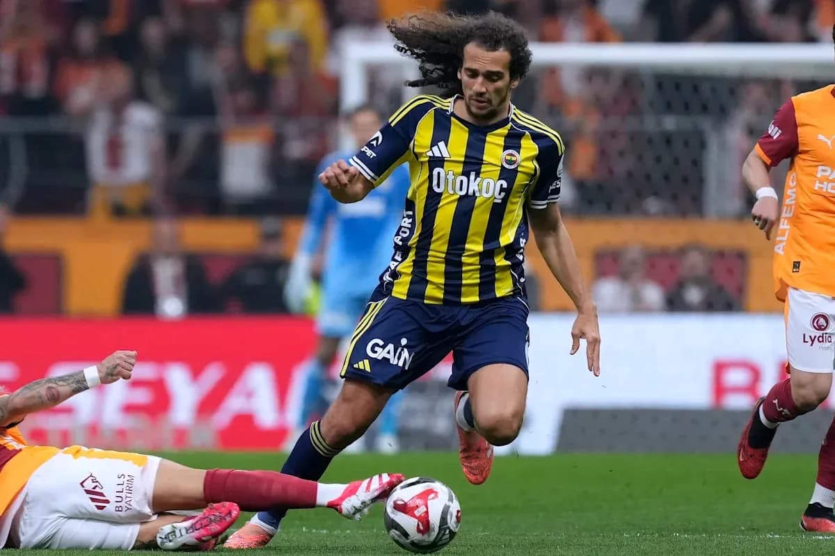 Jugador de Fenerbahçe corriendo tras el balón en el partido