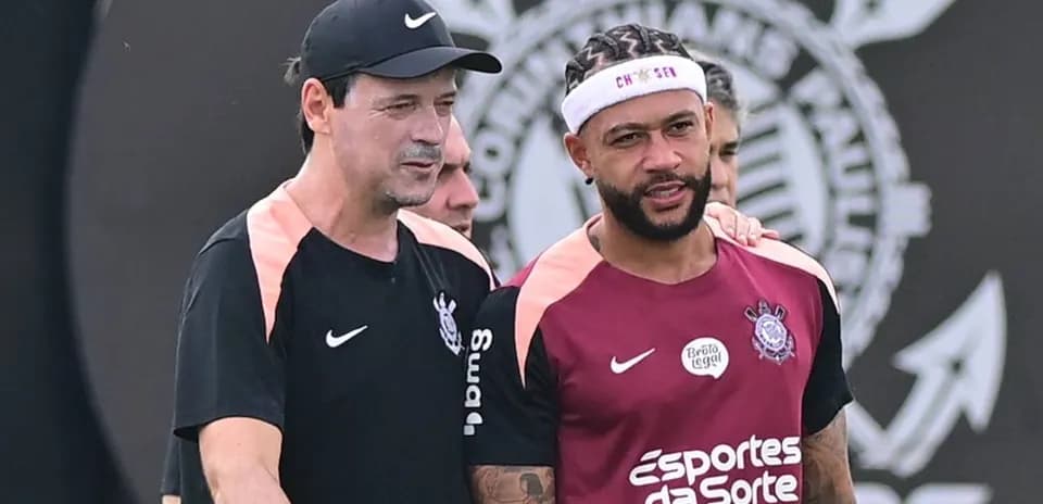 Entrenador y jugador conversando en sesión de entrenamiento