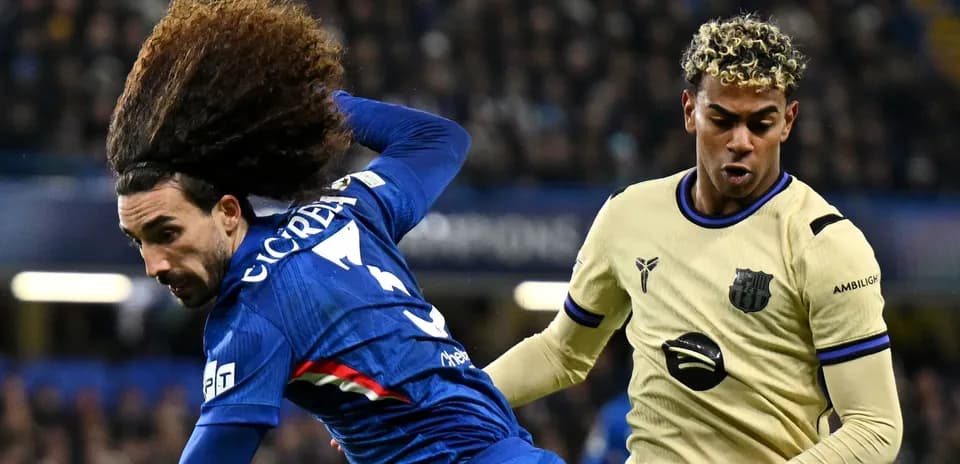 Dos jugadores compitiendo por el balón en el campo