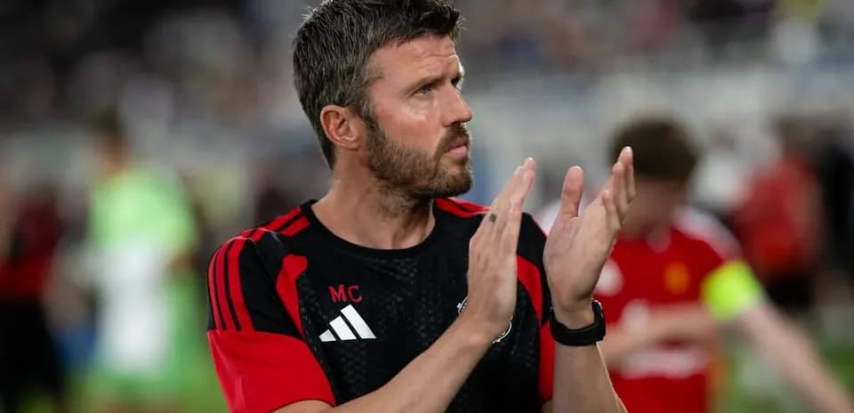Entrenador aplaudiendo a sus jugadores en el campo