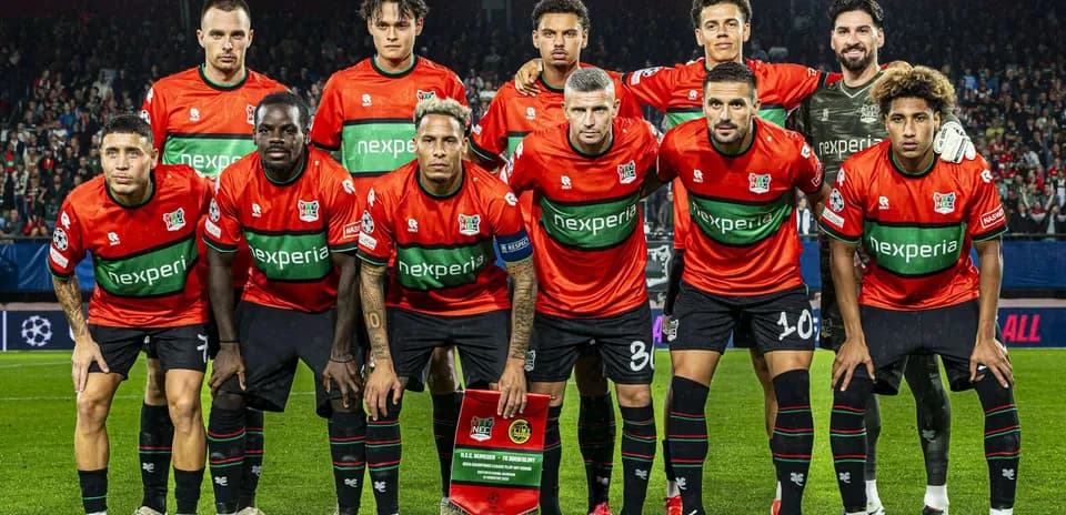 Equipo de NEC Nijmegen posando antes del partido