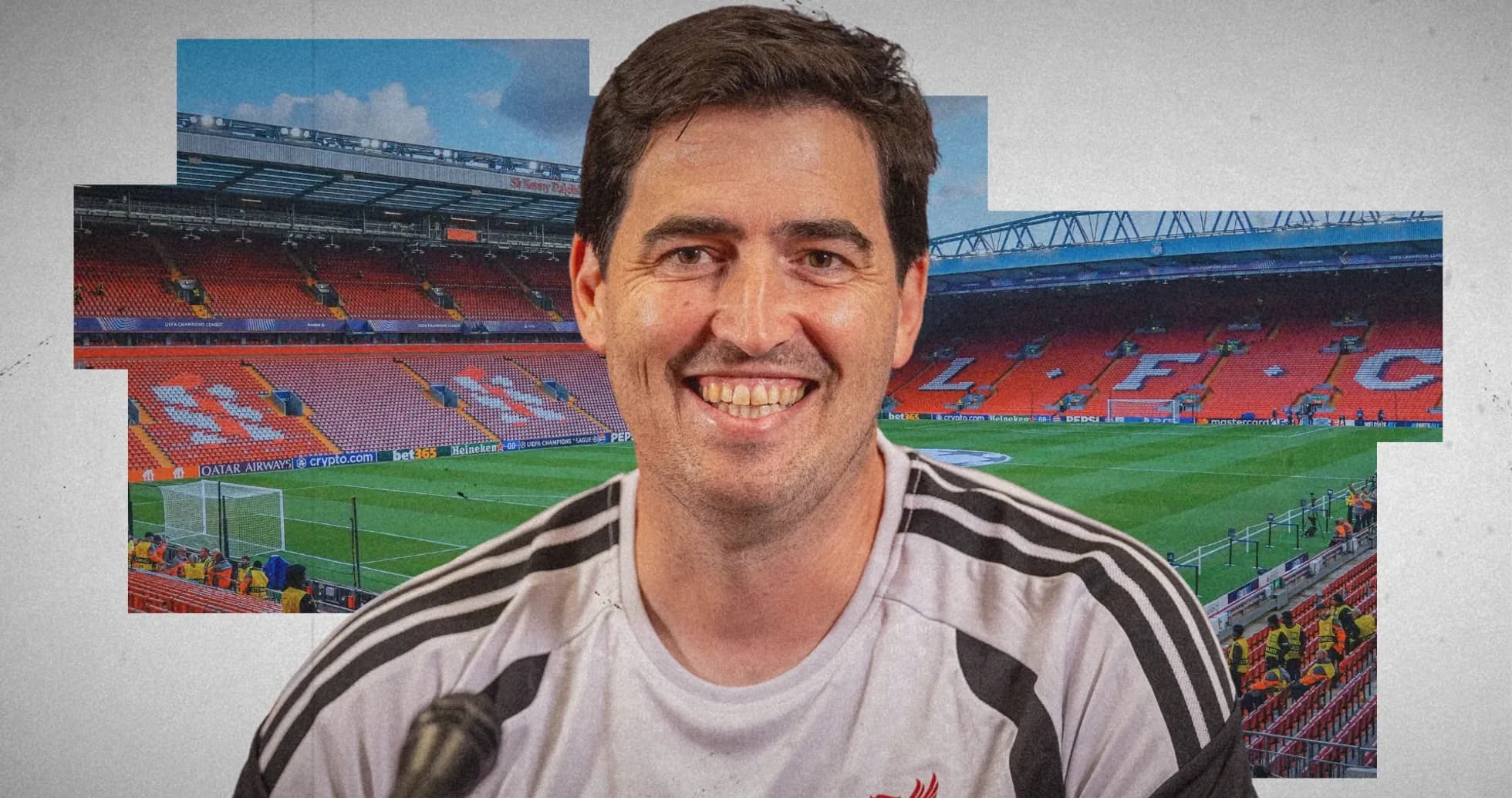 Entrenador sonriendo en estadio de Anfield