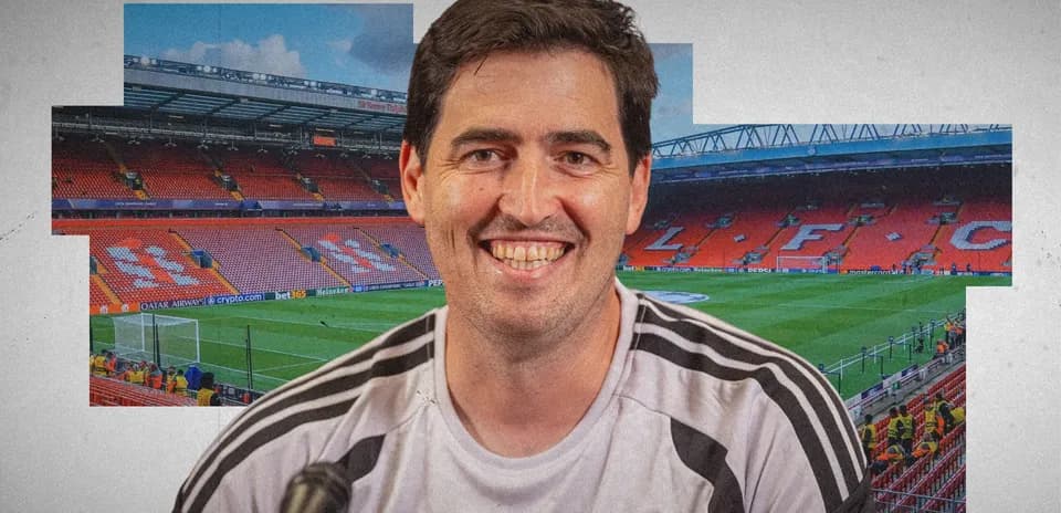 Entrenador sonriendo en estadio de Anfield