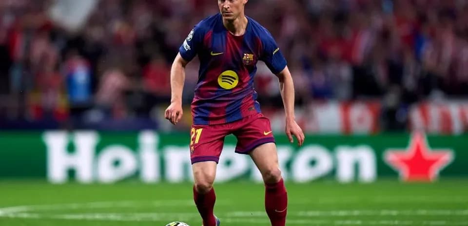 Jugador de Barcelona con balón en el campo