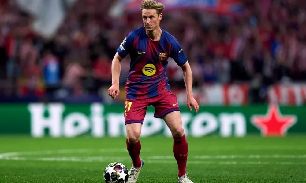 Jugador de Barcelona con balón en el campo
