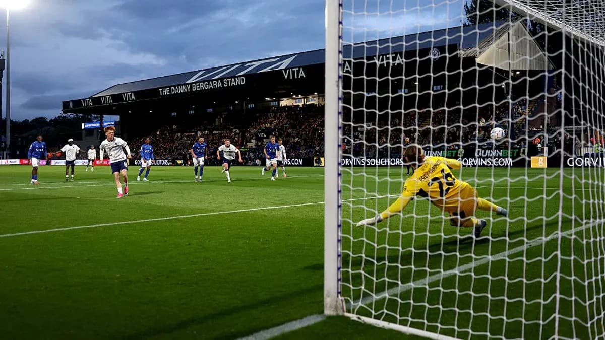 Jugador lanzando un penalti mientras el portero se lanza