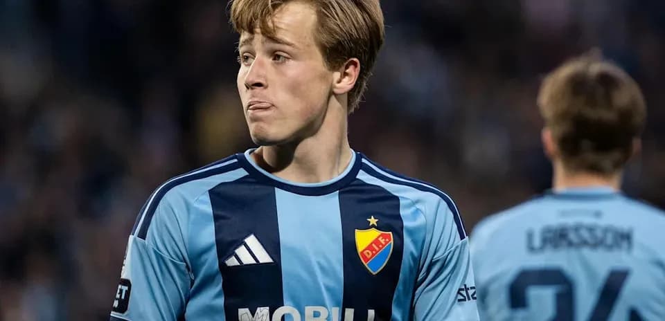 Jugador de fútbol en camiseta azul durante partido