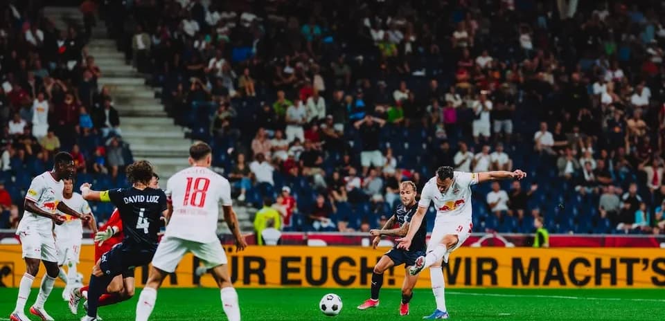 Jugador de Red Bull Salzburg disparando a puerta
