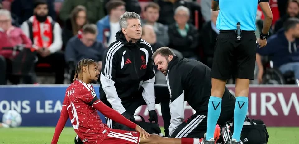 Jugador lesionado siendo atendido por el personal médico