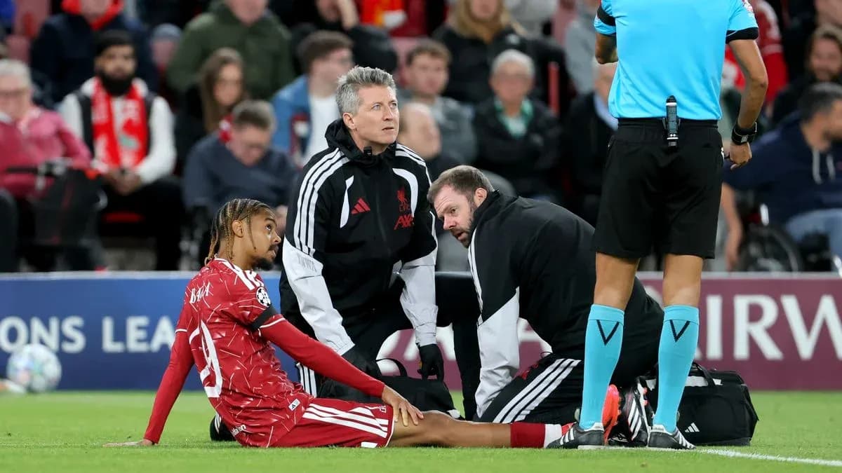 Jugador lesionado siendo atendido por el personal médico