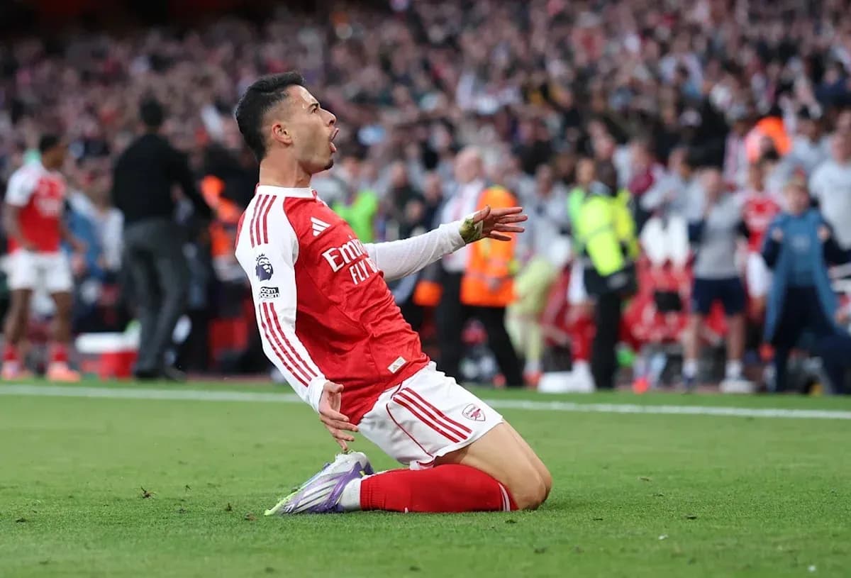 Jugador de Arsenal celebrando un gol en el campo