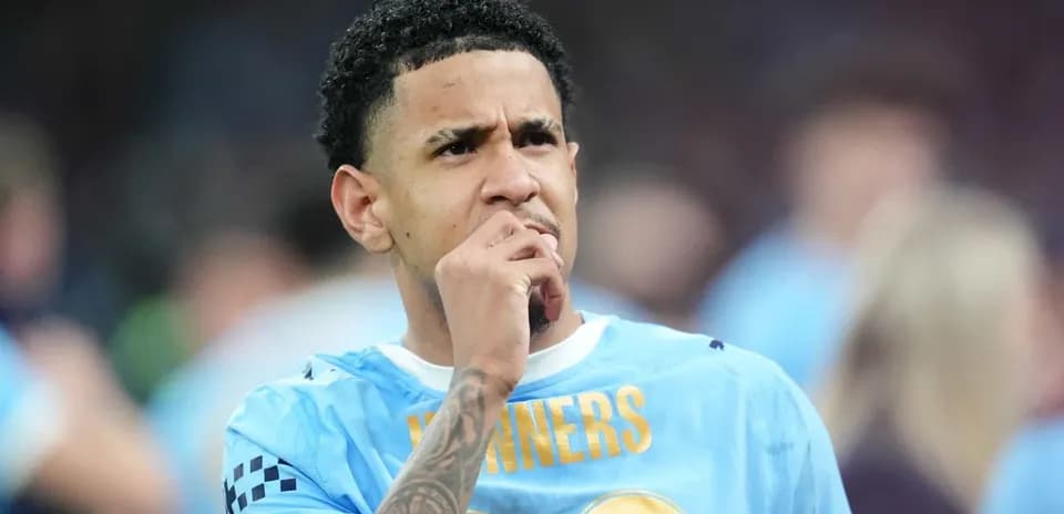 Jugador pensativo con camiseta celeste en el campo
