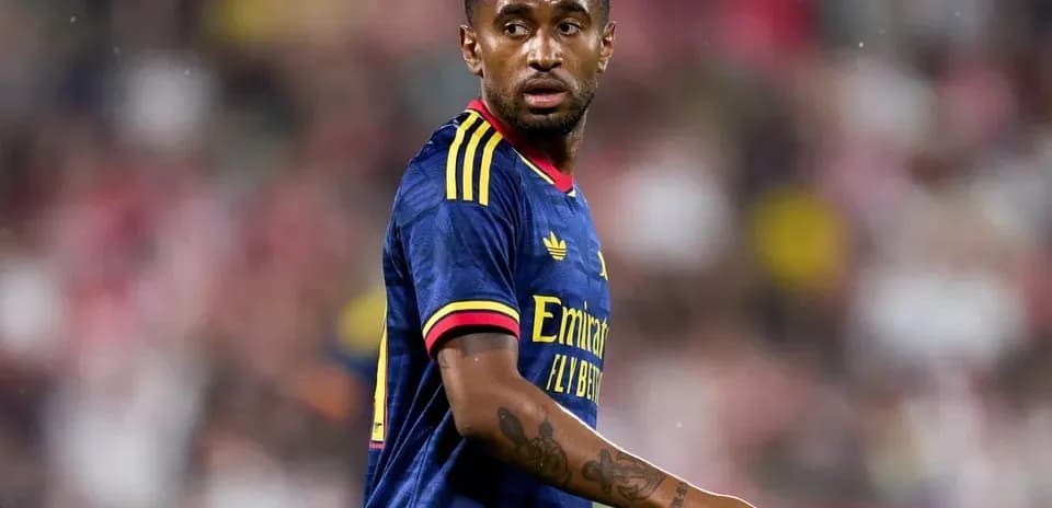 Jugador de Arsenal en el campo durante un partido